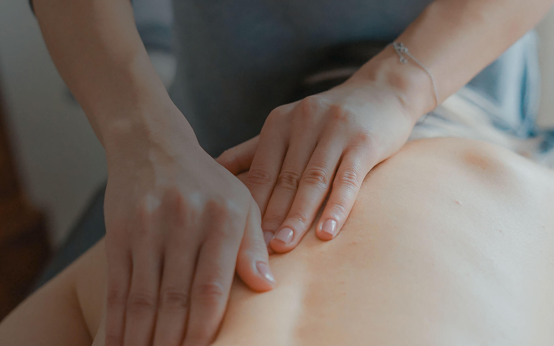 Hands massaging a back on the Sports Massage Therapy course